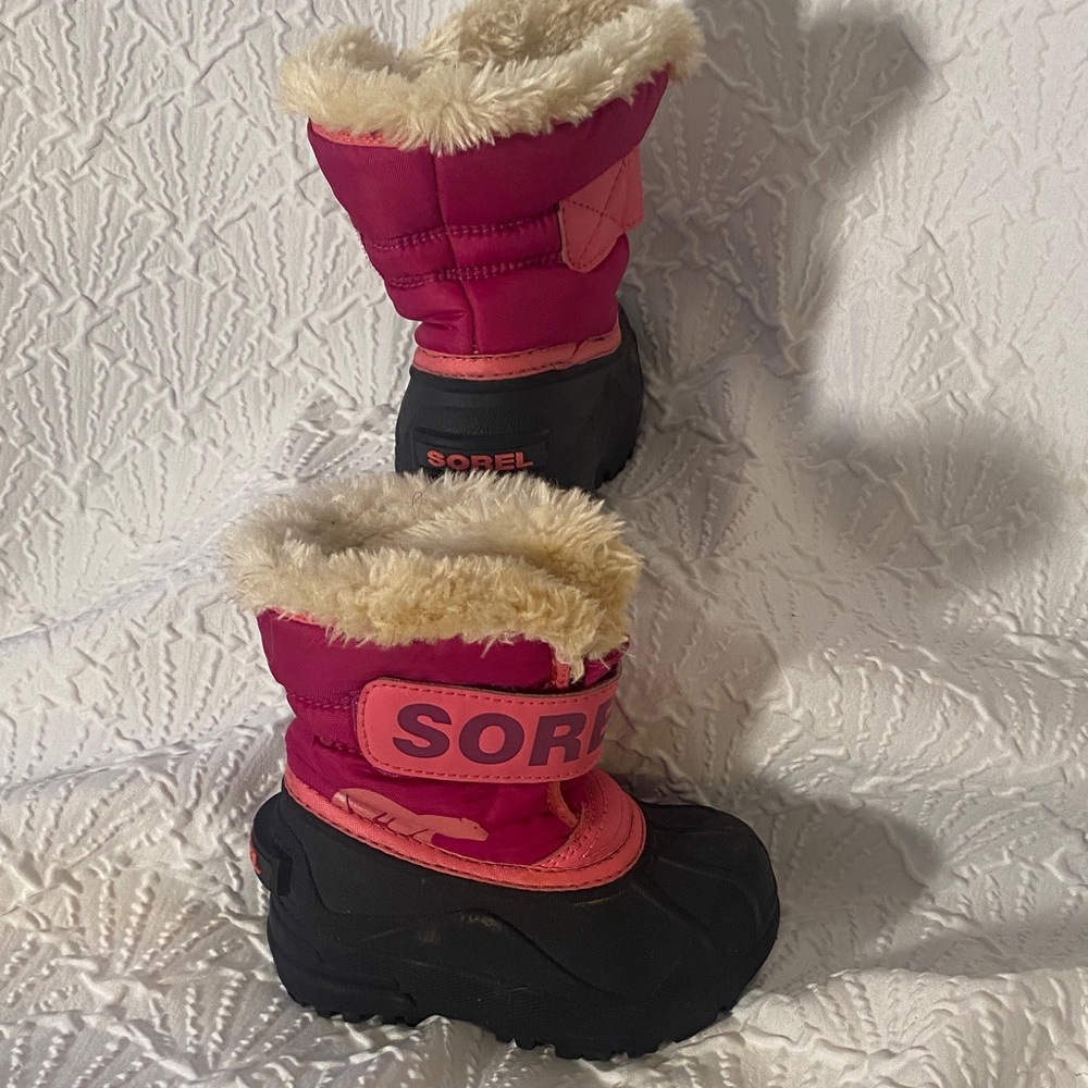 Sorel Kids' Fuchsia and Black Snow Boots Size 6. Fun Sliding Puddle Jumpers Snow